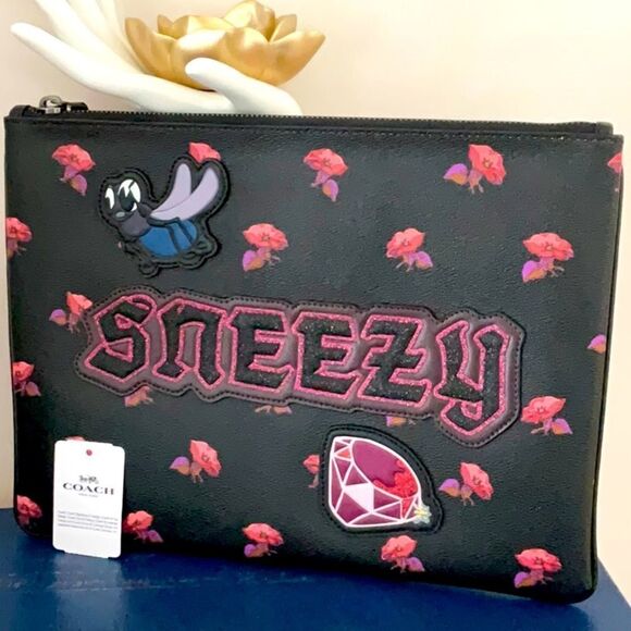 COACH NWT LG COSMETIC POUCH BAG DISNEY SNOW WHITE AND THE SEVEN DWARFS SNEEZY - Picture 9 of 9